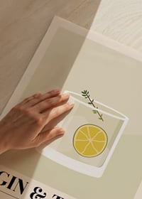 Illustrerad gin och tonic med lime och timjankvist mot beige bakgrund-3