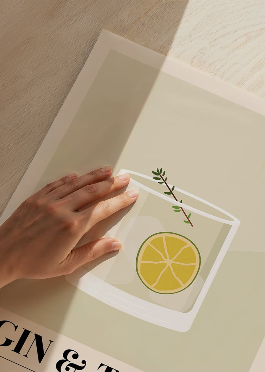 Illustrerad gin och tonic med lime och timjankvist mot beige bakgrund-12