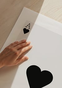 Minimalistisk illustration av ett hjärter ess i svartvitt-3
