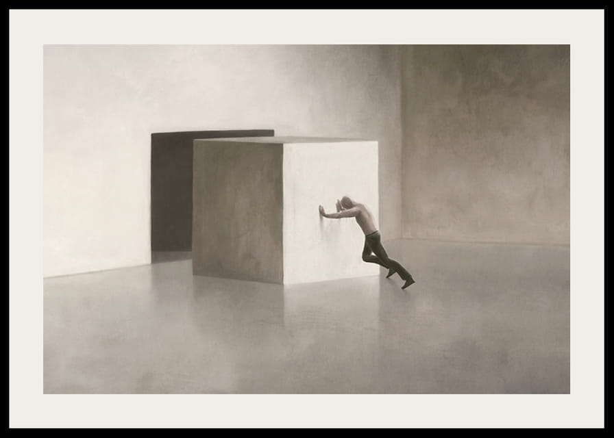 Kuva miehestä, joka ampuu suurta kuutiota tyhjässä huoneessa-12