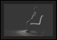 Iliustruotas vyro, sėdinčio ant suoliuko, siluetas tamsiais tonais-0