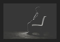 Iliustruotas vyro, sėdinčio ant suoliuko, siluetas tamsiais tonais-1