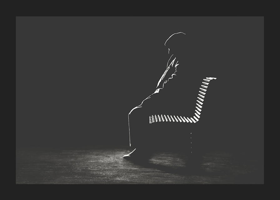 Iliustruotas vyro, sėdinčio ant suoliuko, siluetas tamsiais tonais-12