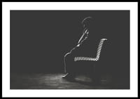 Iliustruotas vyro, sėdinčio ant suoliuko, siluetas tamsiais tonais-2