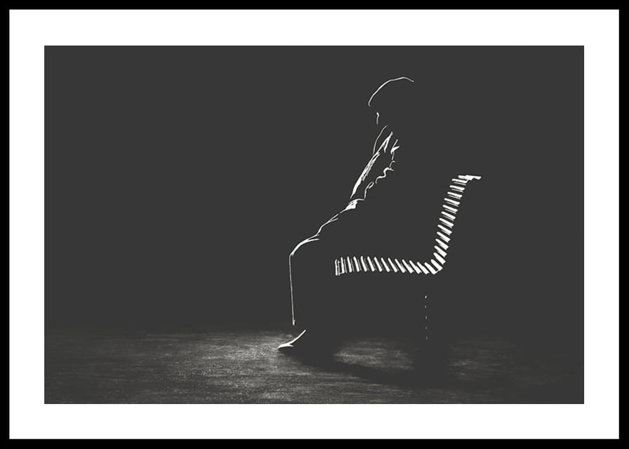 Iliustruotas vyro, sėdinčio ant suoliuko, siluetas tamsiais tonais-12