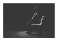 Iliustruotas vyro, sėdinčio ant suoliuko, siluetas tamsiais tonais-3