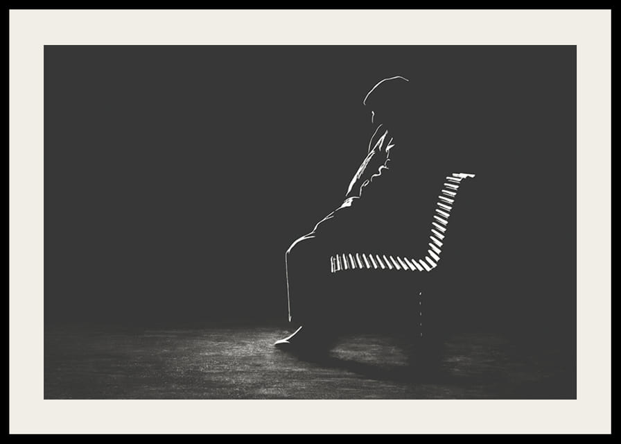 Iliustruotas vyro, sėdinčio ant suoliuko, siluetas tamsiais tonais-12