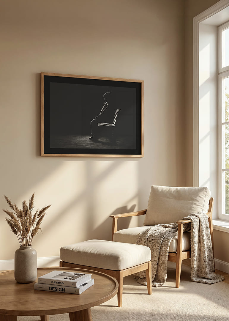 Iliustruotas vyro, sėdinčio ant suoliuko, siluetas tamsiais tonais-12