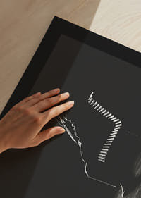 Iliustruotas vyro, sėdinčio ant suoliuko, siluetas tamsiais tonais-9