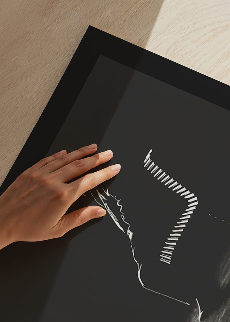 Iliustruotas vyro, sėdinčio ant suoliuko, siluetas tamsiais tonais-12