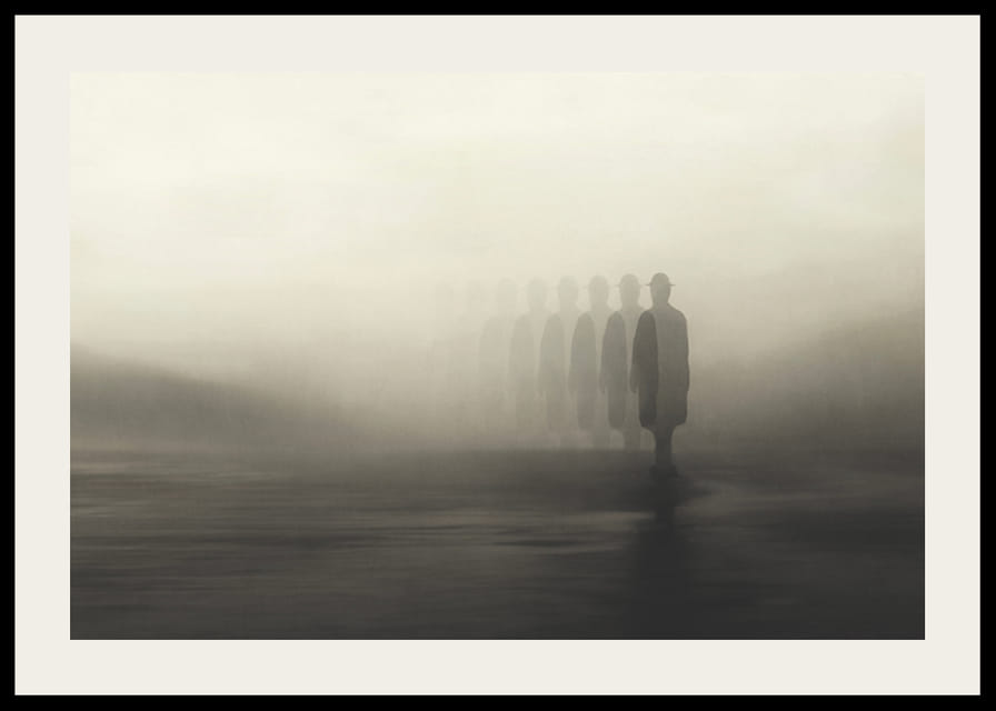 Silhouette artistica di un uomo nella nebbia con ombre ripetute-12