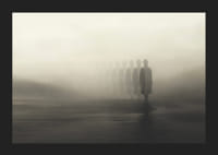 Silhouette artistica di un uomo nella nebbia con ombre ripetute-5