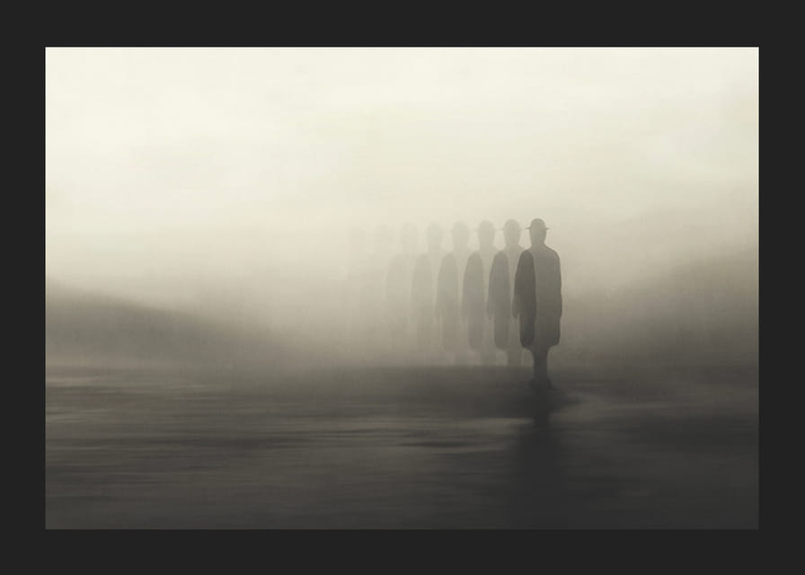 Silhouette artistica di un uomo nella nebbia con ombre ripetute-12