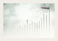 Ilustrație suprarealistă a unui om pe stâlpi înalți în ceață-3