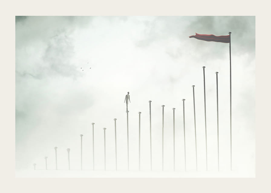 Ilustrație suprarealistă a unui om pe stâlpi înalți în ceață-12