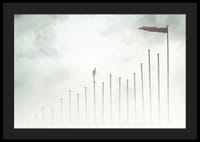 Ilustrație suprarealistă a unui om pe stâlpi înalți în ceață-4