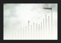 Ilustrație suprarealistă a unui om pe stâlpi înalți în ceață-5