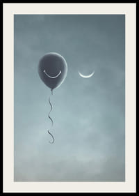 Ballon surréaliste avec sourire et croissant de lune sur fond de ciel gris-2