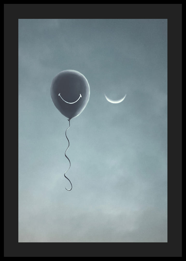 Ballon surréaliste avec sourire et croissant de lune sur fond de ciel gris-12