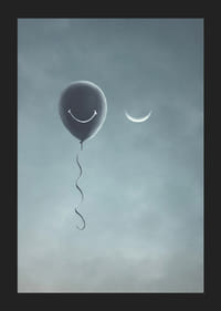 Ballon surréaliste avec sourire et croissant de lune sur fond de ciel gris-5
