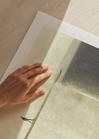 Surrealistisk illustration av person på bräda över avgrund-9