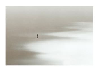 Plagát Lonely Man Walking The Beach