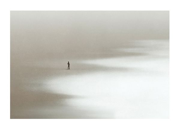 Plagát Lonely Man Walking The Beach