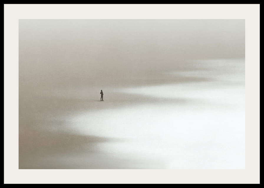 Illustration abstraite d'une personne seule sur une large plage de sable-12