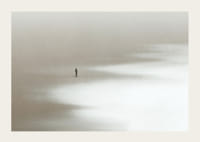 Illustration abstraite d'une personne seule sur une large plage de sable-3