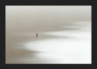 Illustration abstraite d'une personne seule sur une large plage de sable-5