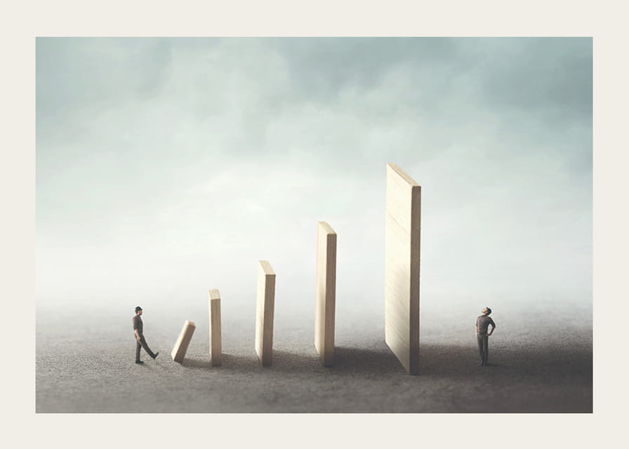 Illustrasjon med to personer og fallende dominobrikker-12