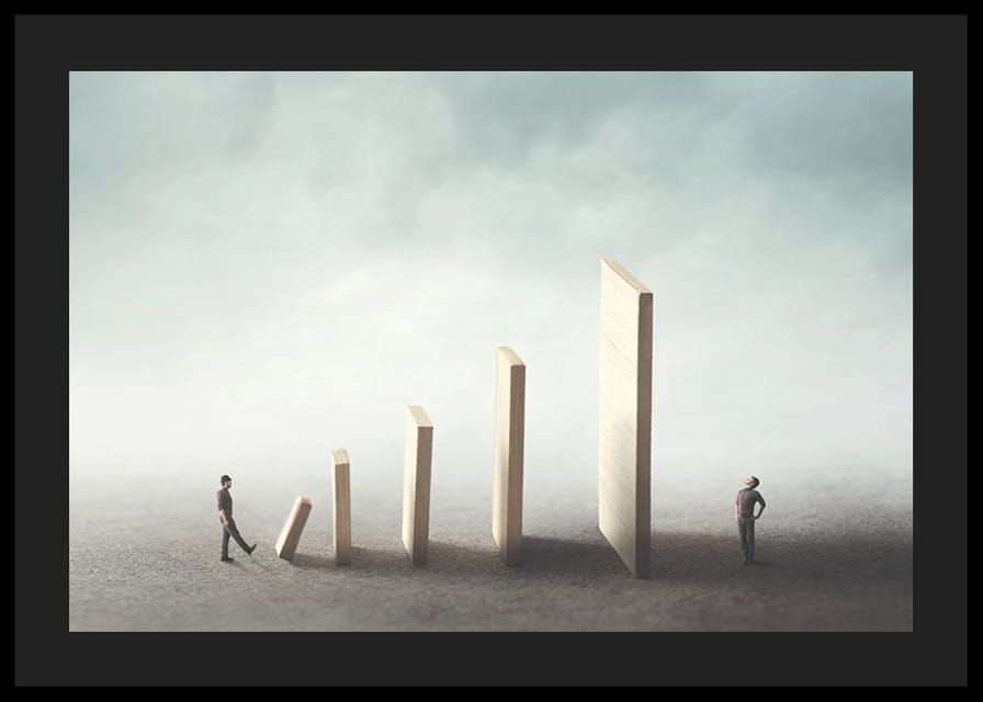 Illustrasjon med to personer og fallende dominobrikker-12