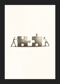 Twee mensen schuiven puzzelstukjes in elkaar, illustratie in beige-5