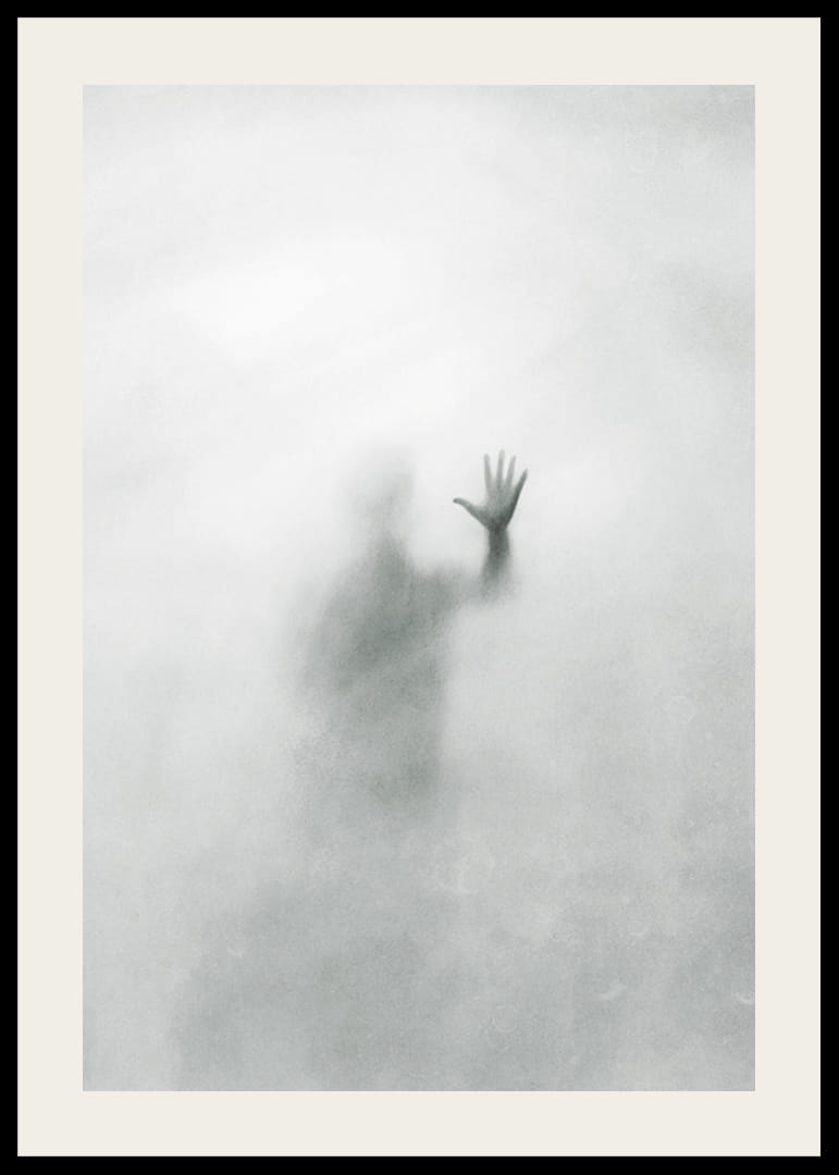 Silhuet af person bag diset glas i gråtoner-12