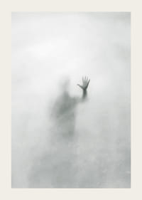 Silhuet af person bag diset glas i gråtoner-3