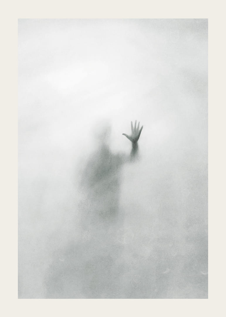 Silhuet af person bag diset glas i gråtoner-12