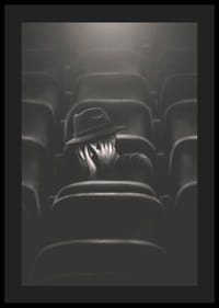 Illustrerad man med hatt gömmer ansiktet i mörk biosalong-0