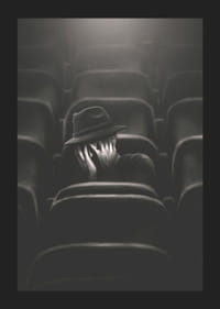 Illustrerad man med hatt gömmer ansiktet i mörk biosalong-1