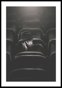 Illustrerad man med hatt gömmer ansiktet i mörk biosalong-2