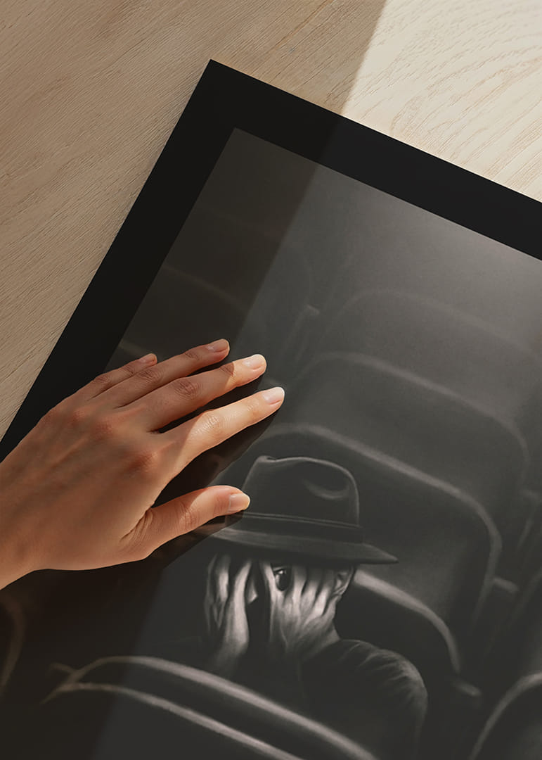 Ilustrovaný muž s klobúkom skrývajúci tvár v tmavej kinosále-12