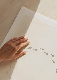 Illustrerad man går i cirkel efter egna fotspår, beige ton-9