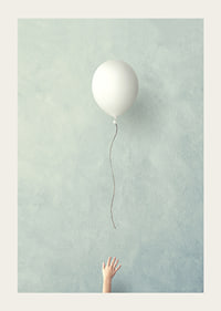 Illustration eines weißen Ballons, der vor blauem Hintergrund aufsteigt-3
