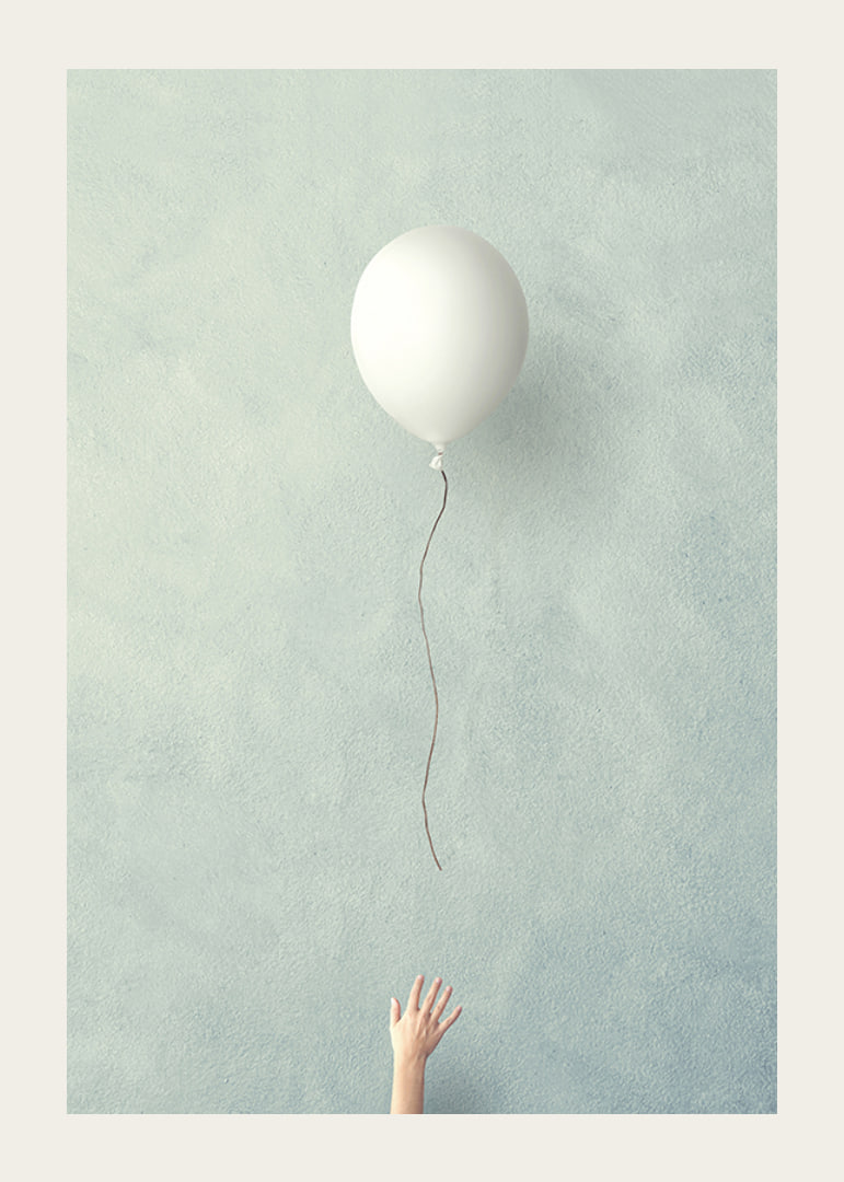 Illustration eines weißen Ballons, der vor blauem Hintergrund aufsteigt-12