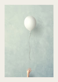 Illustration av vit ballong som stiger mot blå bakgrund-3