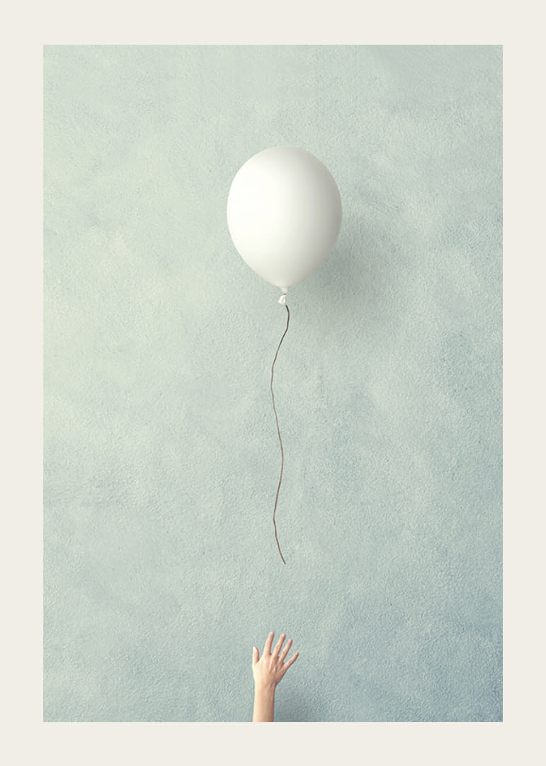 Illustration av vit ballong som stiger mot blå bakgrund-12