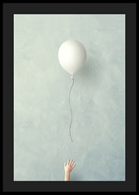 Illustration eines weißen Ballons, der vor blauem Hintergrund aufsteigt-4