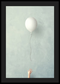 Illustration av vit ballong som stiger mot blå bakgrund-4