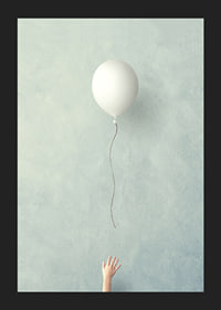 Illustration eines weißen Ballons, der vor blauem Hintergrund aufsteigt-5