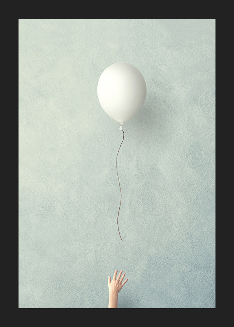 Illustration eines weißen Ballons, der vor blauem Hintergrund aufsteigt-12