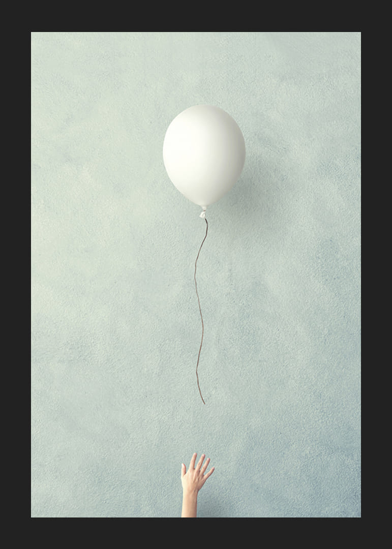 Illustration av vit ballong som stiger mot blå bakgrund-12